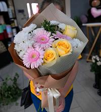 Букет цветов из:  Герберы, Розы и Хризантемы в Мурманске