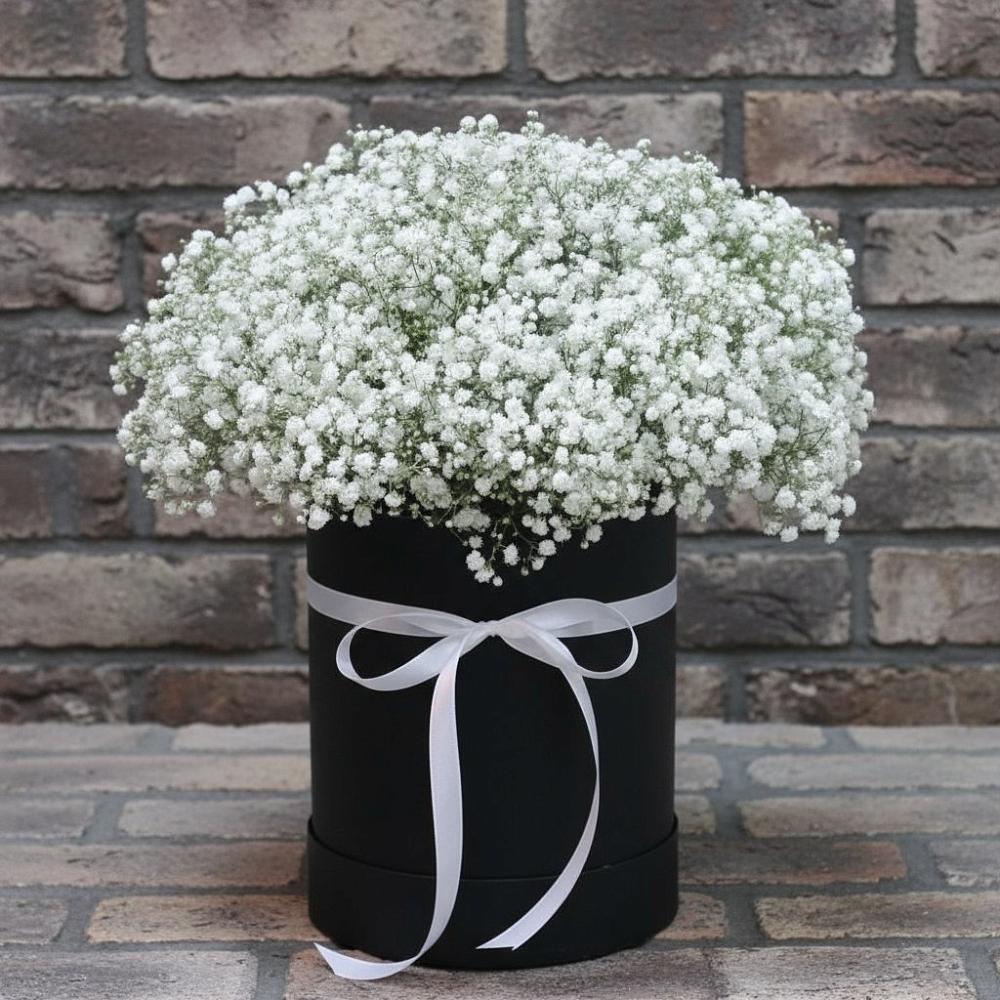 Цветочная композиция из Гипсофила в шляпной коробке в Мурманске