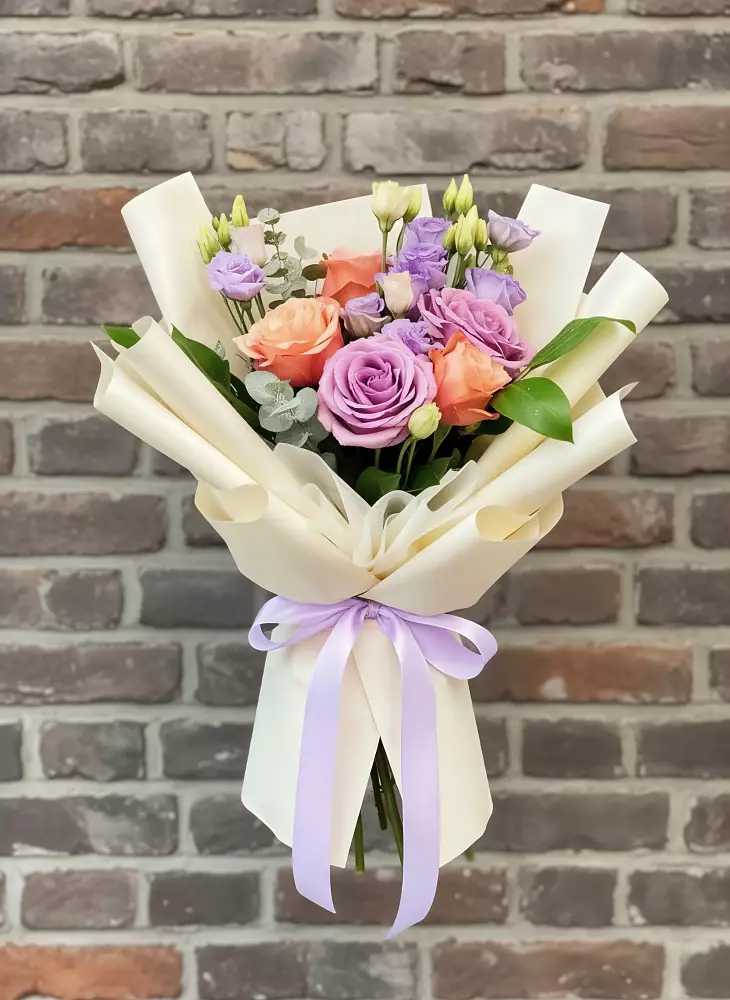 Букет цветов из: Лизиантусы и Розы в Мурманске