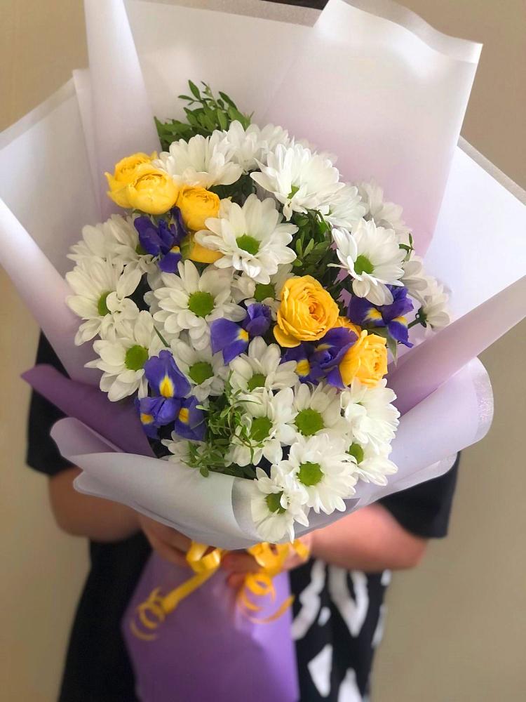 Букет цветов из: Ирисы, Хризантемы и Розы в Мурманске