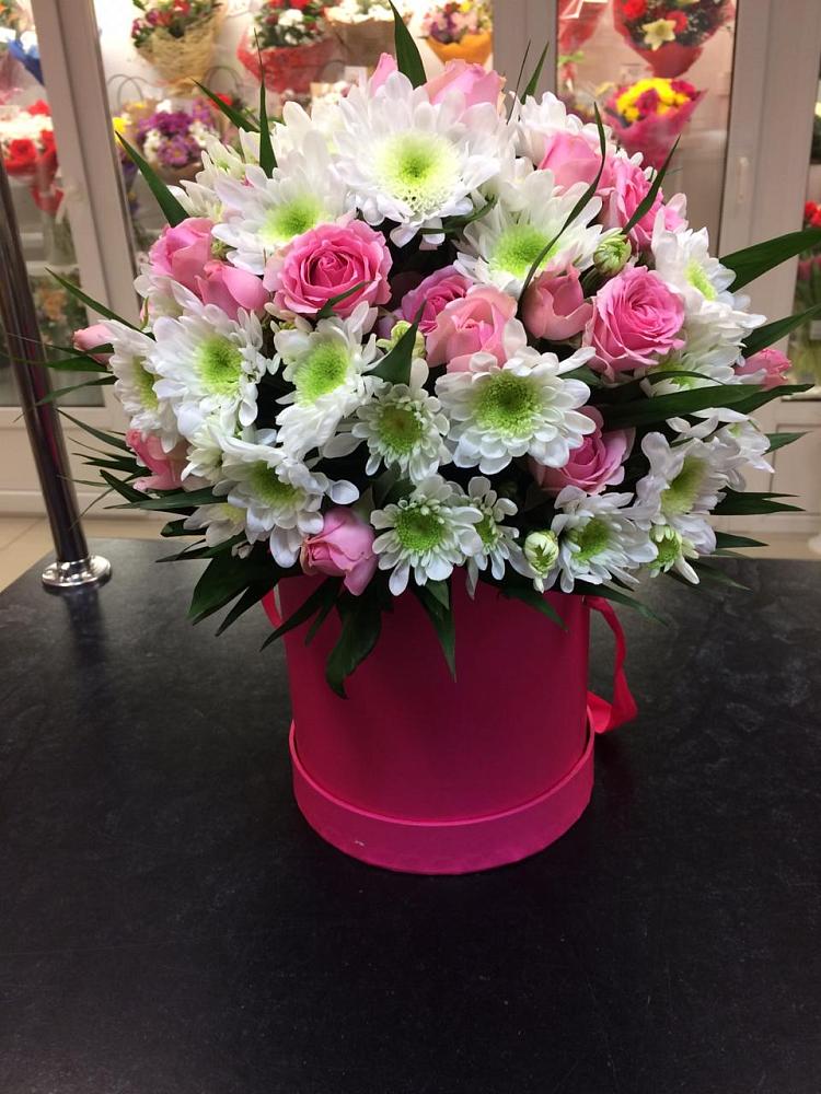 Цветочная композиция из Розы и Хризантемы в шляпной коробке в Мурманске