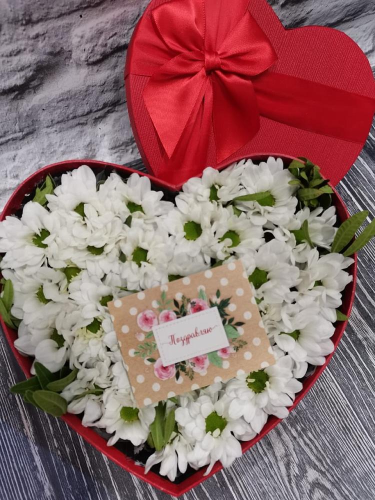 Цветочная композиция из Хризантемы в виде сердца в Мурманске