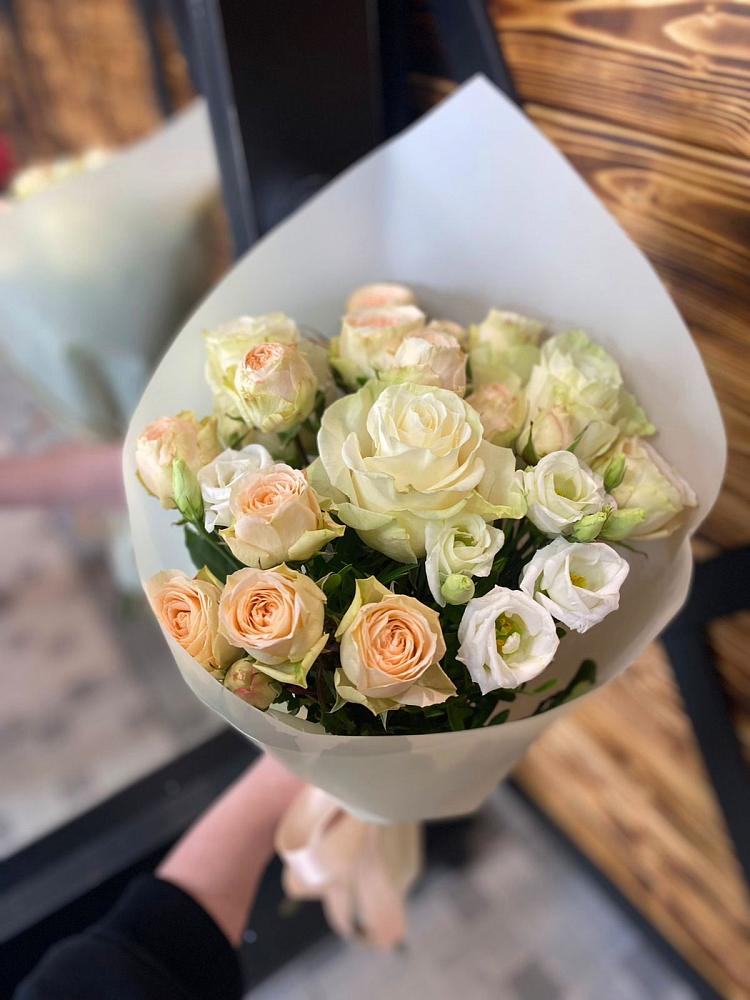 Букет цветов из: Розы и Лизиантусы в Мурманске