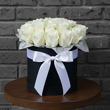 Цветочная композиция из Розы в шляпной коробке в Мурманске